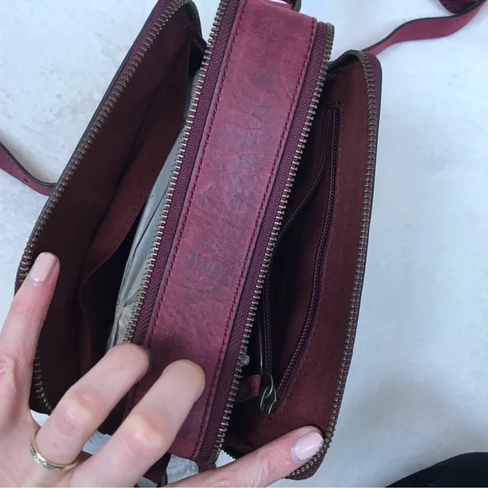 NWOT Frye zip camera bag sangria cross body. From smoke free home . Great bag - Picture 5 of 7